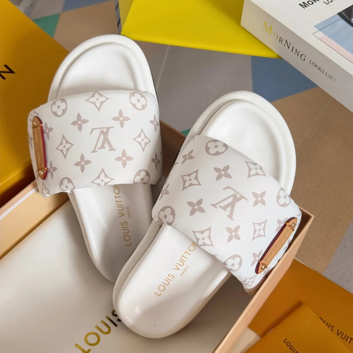 Factory direct sale 180👟👟 Women's Shoes Women's Clothing Women's Shoes Women's Clothing LV Louis Vuitton L Jialu Brand POOL PILLOW COMFORT Velcro Denim Denim Checkerboard Embossed Bread Flat Sandals Original purchase and development Production This Pool Pillow Comfort flat sandal is padded with neoprene to create a comfortable wide upper, and then embossed with the classic Monogram pattern. Velcro for easy adjustment, and a resilient insole and lubricious outsole complete the package. Exquisite packaging at the delivery counter 🛍📦 ▪️Fabric: Original customized technical fabric ▪️Inner lining: Original customized sheepskin foot pads ▪️Sole: Original open-molded rubber foam outsole ▪️Sole thickness: 4CM ▪️Size: Women's 35-40 / Men's 39-45